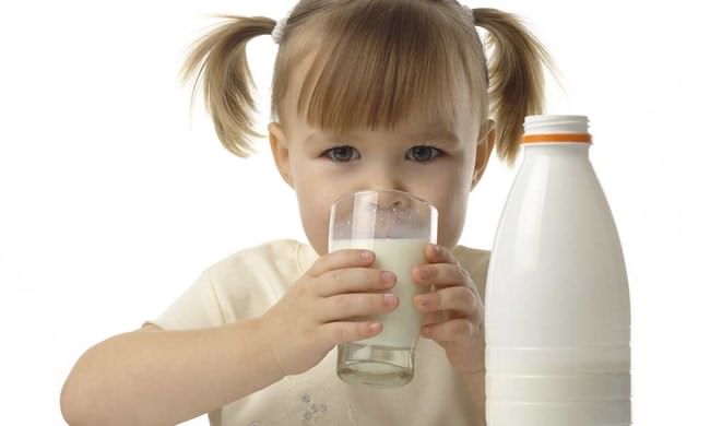 چگونه کودکان را به خوردن شیر علاقه مند کنیم؟
