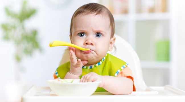 چگونه کودک را وادار به غذا خوردن کنیم ؟