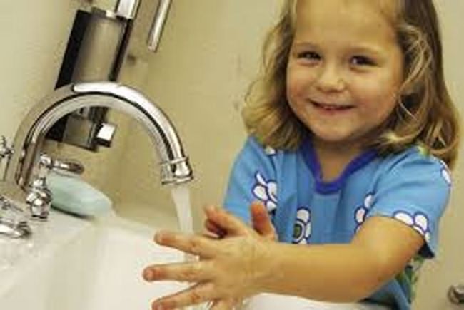 آموزش صحیح شستن دست ها به کودکان