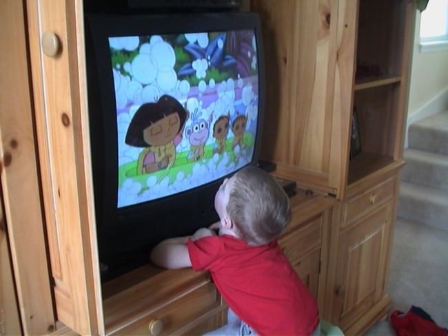 آیا تماشای تلویزیون برای کودکان واقعا مضر است؟
