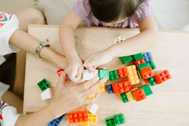 آموزش 25 مورد از بهترین بازی های کودکانه در خانه