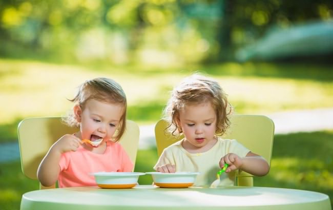 راهکارهای آموزش و تشویق کودکان به نشستن و غذا خوردن