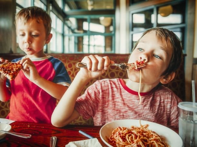 آموزش آداب و رفتار در رستوران به کودک