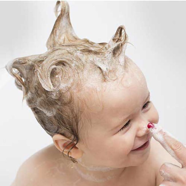 ۱۳ نکته ساده برای شستن موی کودک