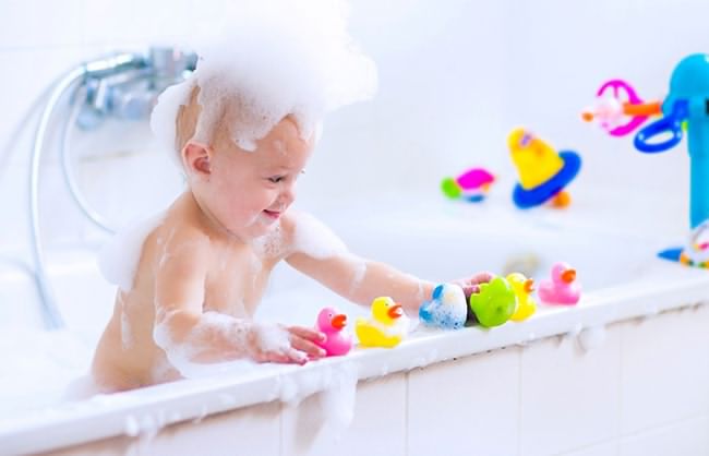 چگونه ترس از حمام کردن در کودکان را از بین ببریم؟