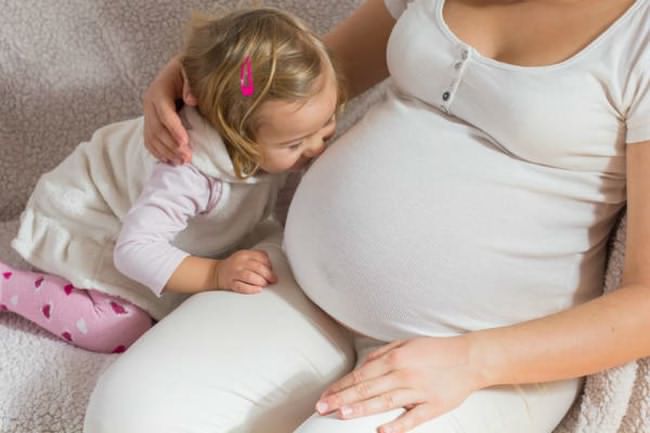 سوال کودکان در مورد بارداری و بچه دار شدن را چطور پاسخ دهیم؟