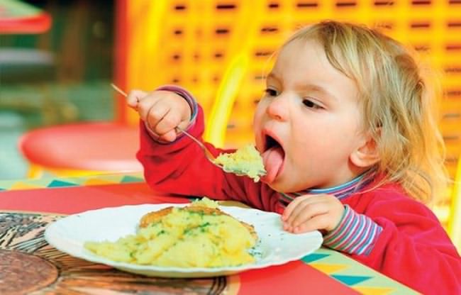 آموزش آداب و روش غذا خوردن به کودک