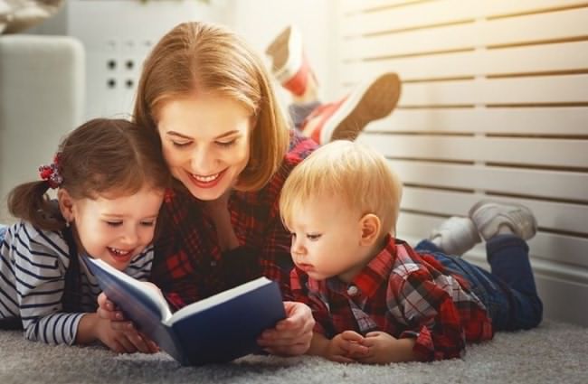 فواید کتاب خواندن کودکان و ۵ نکته برای والدین و معلمان