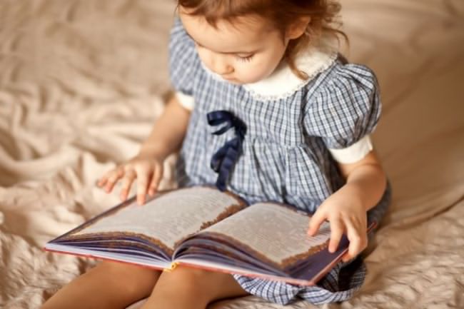 علاقه‌‌مند کردن کودک به کتاب ؛ چگونه کودک خود را عاشق کتاب خواندن کنیم؟