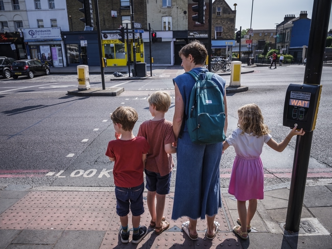 آموزش عبور از خیابان به کودک