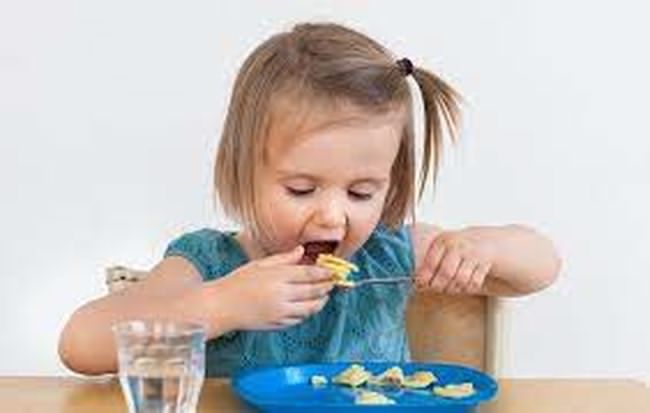 کودکان از چه سنی می‌توانند تنها غذا بخورند؟